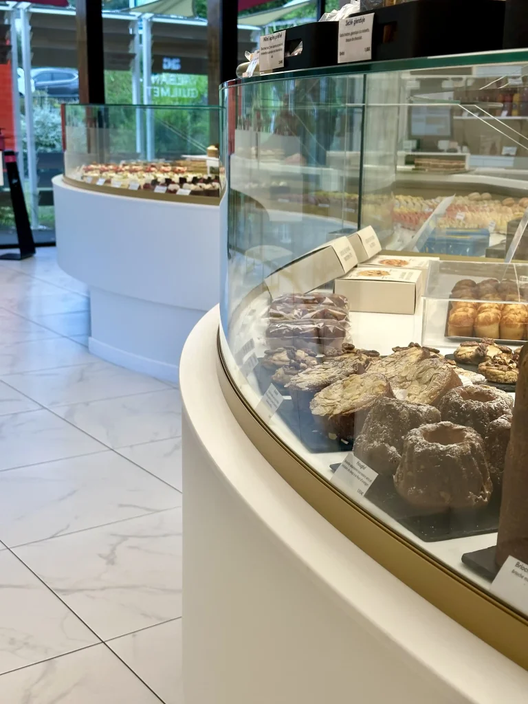 Zoom sur l'avant de la vitrine Alban Guilmet