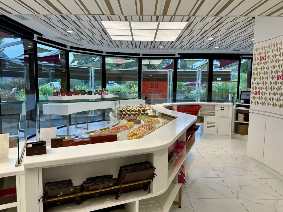 Vue de l'arrière de la vitrine de la boutique Alban Guilmet