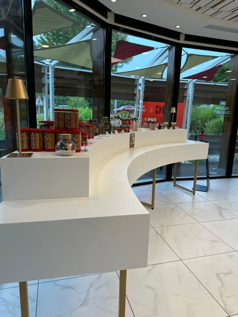 Table de présentation de la boutique Alban Guilmet