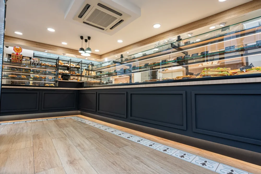 Vue intérieure de la boutique depuis l'entrée, montrant l'agencement et les produits chez La Craquante Palaiseau