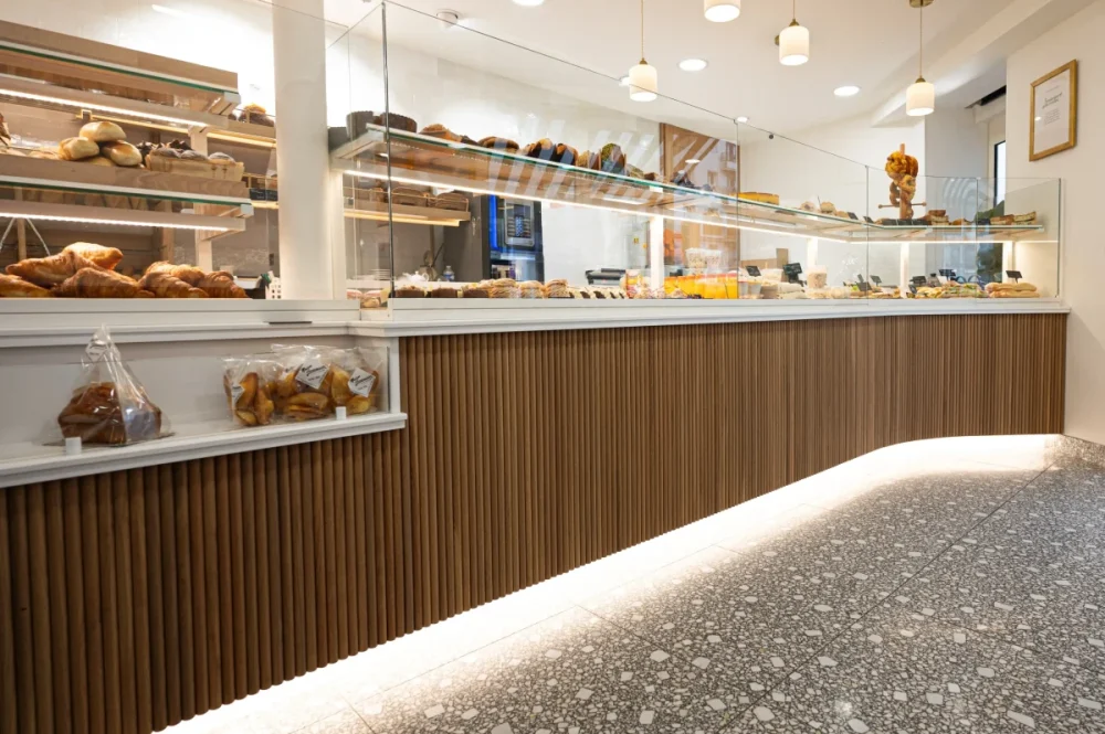 Vue intérieure de la boutique montrant l'agencement et les produits chez Maison Lecorvaisier